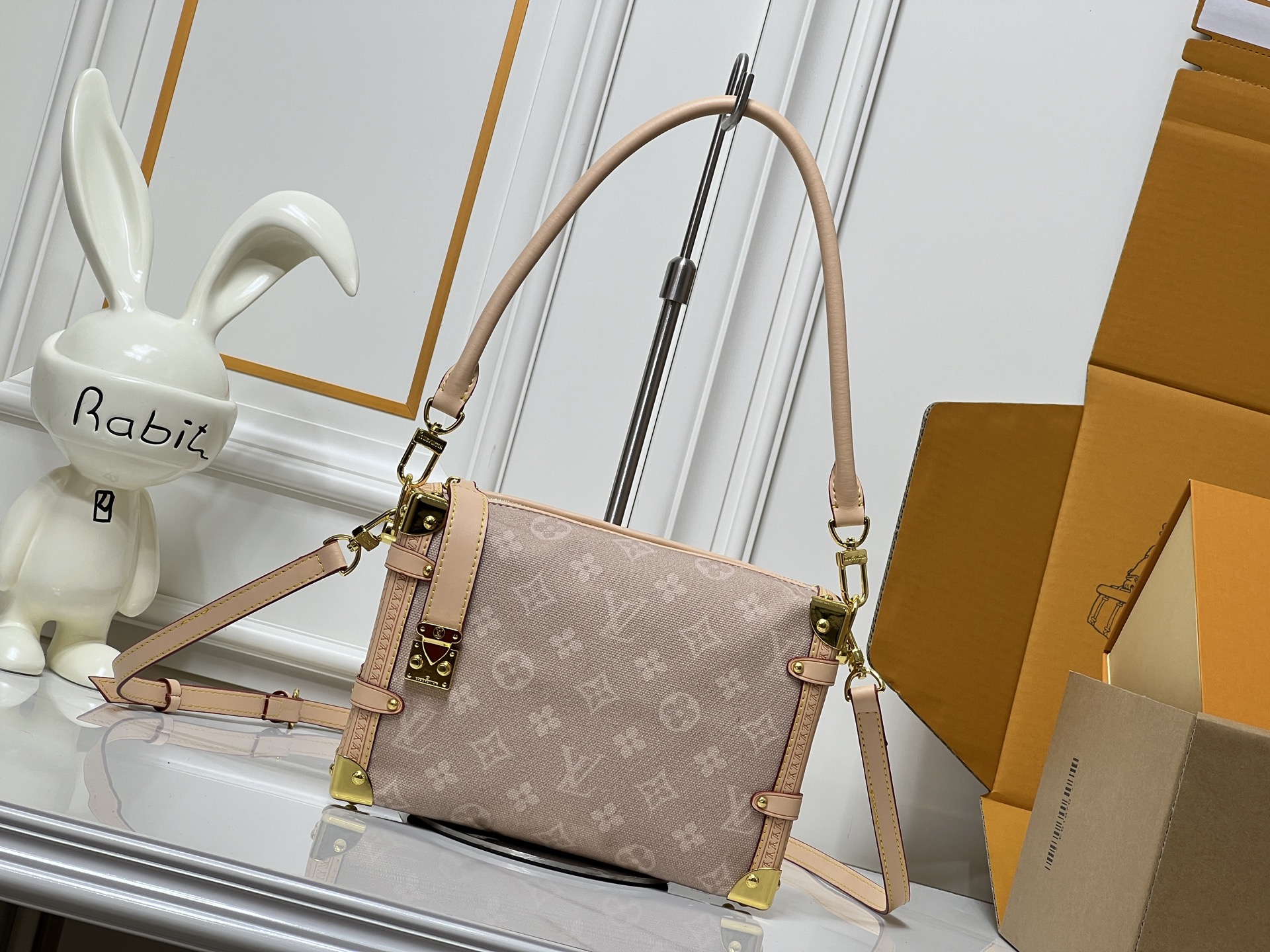 Louis Vuitton LV Classic Handbag Monogram Leather Model 25772 Padlock Detail Evening Party Luxury Designer